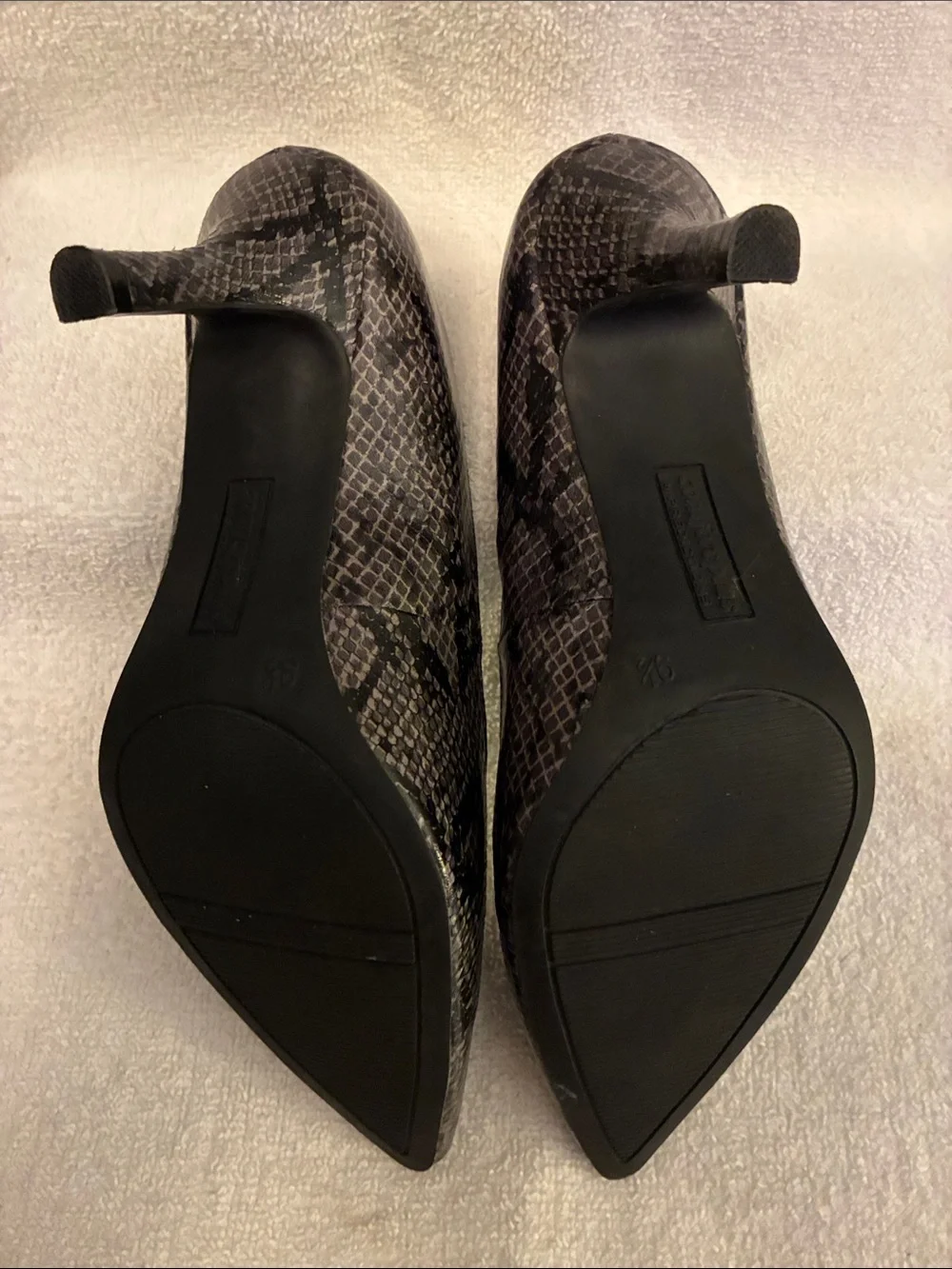 Comfort plus Classic Pointed-Toe Snake Print Pumps - Black
